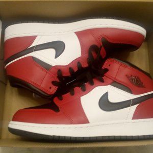 Jordan 1 mid chicago black toe